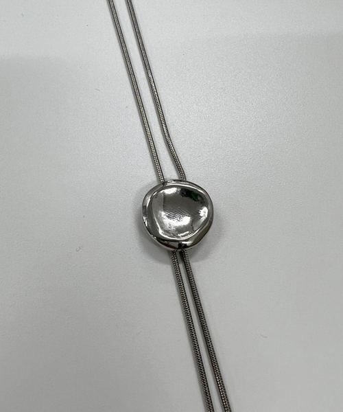 MYSELF ABAHOUSE（マイセルフアバハウス）の「【Leonor】ユニセックス メタルプレート カラーストーン ループタイ（ネックレス・メンズ・ホワイト/ブラック/シルバー/ブルー系その他・フリー）」の9枚目の写真