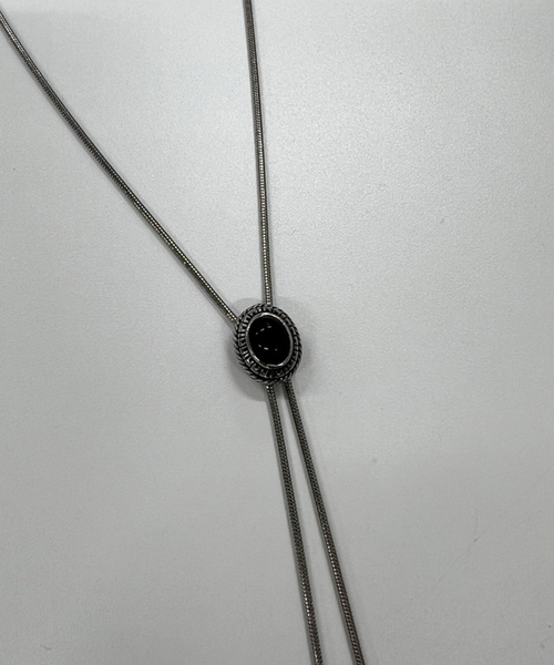 MYSELF ABAHOUSE（マイセルフアバハウス）の「【Leonor】ユニセックス メタルプレート カラーストーン ループタイ（ネックレス・メンズ・ホワイト/ブラック/シルバー/ブルー系その他・フリー）」の10枚目の写真