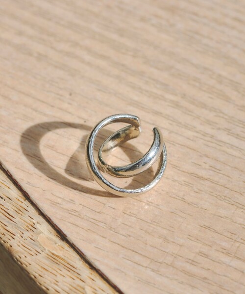 Tiaclasse(ティアクラッセ)の「ツイストイヤーカフ(イヤリング・レディース・ゴールド/シルバー・FREE)」の4枚目の写真
