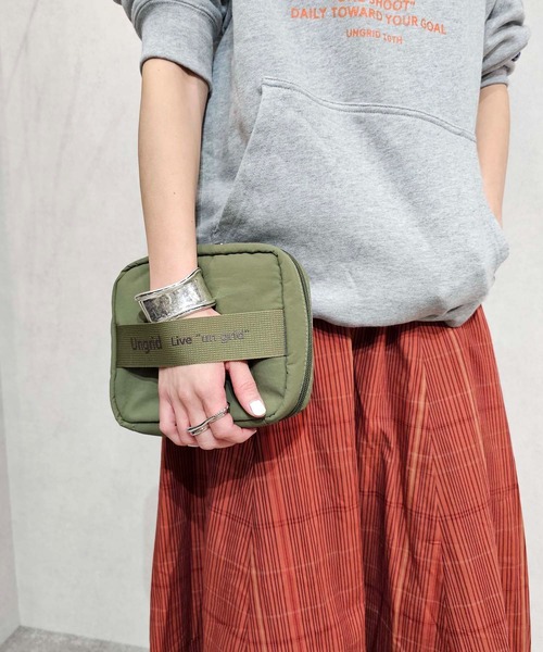 Ungrid（アングリッド）の「【Ungrid/アングリッド】撥水ソフトナイロン ロゴテープ 多機能化粧ポーチ（ポーチ・レディース・ピンク/カーキ/グレイッシュベージュ/アイボリー/ブラック/ミント/ブルー系その他/オレンジ/マスタード/ベージュ系その他・FREE）」の6枚目の写真