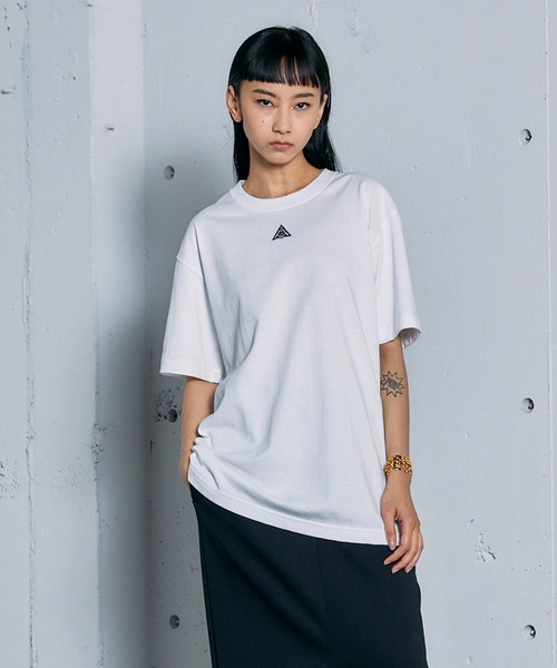 THINGS THAT MATTER(シングス ザット マター)の「ONENESS LOGO HEAVY WEIGHT T-SHIRT / ワンネスロゴヘビーウェイトTシャツ(Tシャツ/カットソー・レディース・ブラック/ホワイト・1/2)」の5枚目の写真