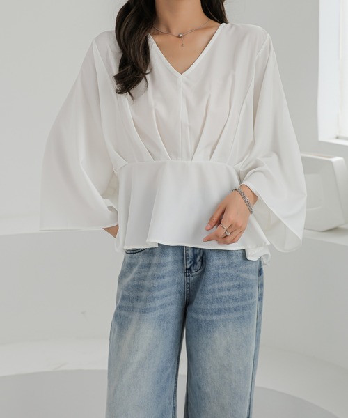 emi+(エミプラス)の「Vネックフレアブラウス(Tシャツ/カットソー・レディース・ブラック/キャメル/グリーン/ホワイト・FREE)」の1枚目の写真