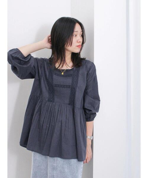Samansa Mos2 blue(サマンサモスモスブルー)の「【Made in India】レースピンタックブラウス(シャツ/ブラウス・レディース・パープル/チャコールグレー/オフホワイト・F)」の2枚目の写真