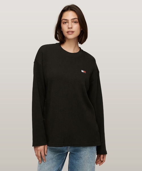 TOMMY HILFIGER(トミーヒルフィガー)の「ワッフルサイドスリットTシャツ(Tシャツ/カットソー・レディース・ホワイト/ブラック・X-SMALL/SMALL/MEDIUM)」の2枚目の写真