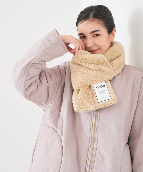 TAION（タイオン）の「【WEB限定】【TAION】シティリバーシブル ダウンボア マフラー（ストール/ショール・レディース・グレイッシュベージュ/ブラック/カーキ・フリー）」の4枚目の写真