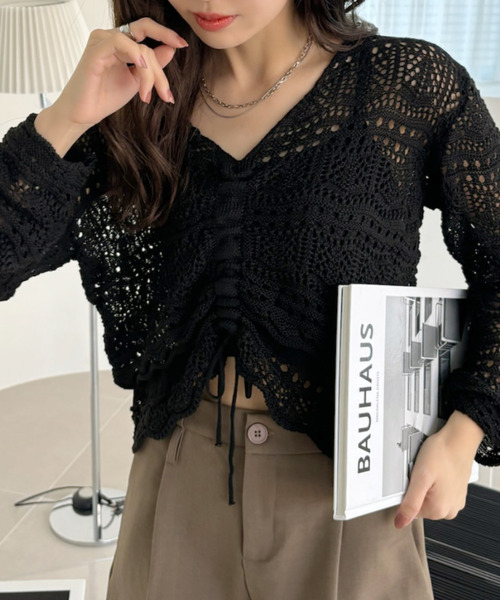 Ada.(エイダ)の「かぎ針編み風 フロント ドロスト リボン ショートニット(ニット/セーター・レディース・ブラック/アイボリー/ピンク・FREE)」の1枚目の写真