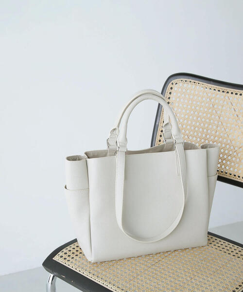 NATURAL BEAUTY BASIC（ナチュラルビューティーベーシック）の「ライトウエイト2wayハンドルトートバッグ（トートバッグ・レディース・ブラック/オフホワイト/ベージュ・ﾌﾘ-）」の16枚目の写真