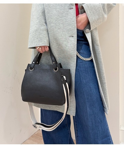 RIPANI（リパーニ）の「【RIPANI/リパーニ】バイカラーショルダーベルト付牛革シュリンク加工トートバッグ(中)（トートバッグ・レディース・ホワイト/キャメル/ブラック・FREE）」の2枚目の写真