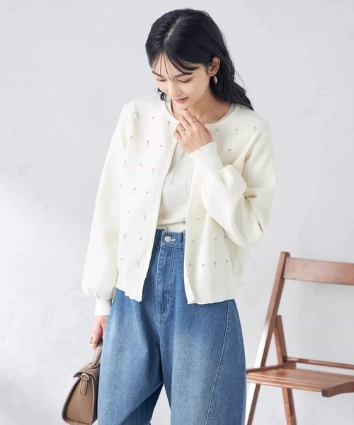 a.v.v(アーヴェヴェ)の「ビジュー調カーディガン(カーディガン/ボレロ・レディース・アイボリー・40/38)」の2枚目の写真