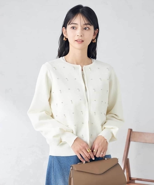 a.v.v(アーヴェヴェ)の「ビジュー調カーディガン(カーディガン/ボレロ・レディース・アイボリー・40/38)」の5枚目の写真