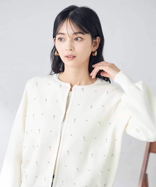 a.v.v(アーヴェヴェ)の「ビジュー調カーディガン(カーディガン/ボレロ・レディース・アイボリー・40/38)」の8枚目の写真