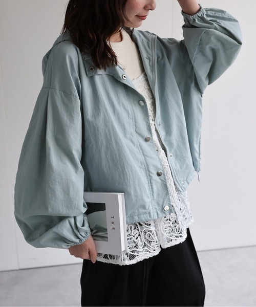 ap retro(アプレトロ)の「ボリュームスリーブマウンテンパーカー / ナイロンジャケット(マウンテンパーカー・レディース・ホワイト/ブルー/アイボリー/ベージュ/ブラック・FREE)」の5枚目の写真