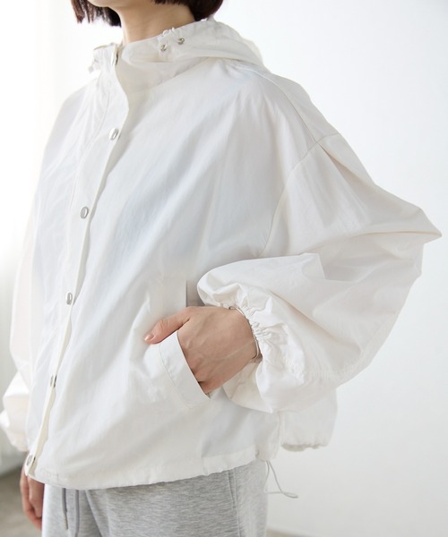 ap retro(アプレトロ)の「ボリュームスリーブマウンテンパーカー / ナイロンジャケット(マウンテンパーカー・レディース・ホワイト/ブルー/アイボリー/ベージュ/ブラック・FREE)」の6枚目の写真