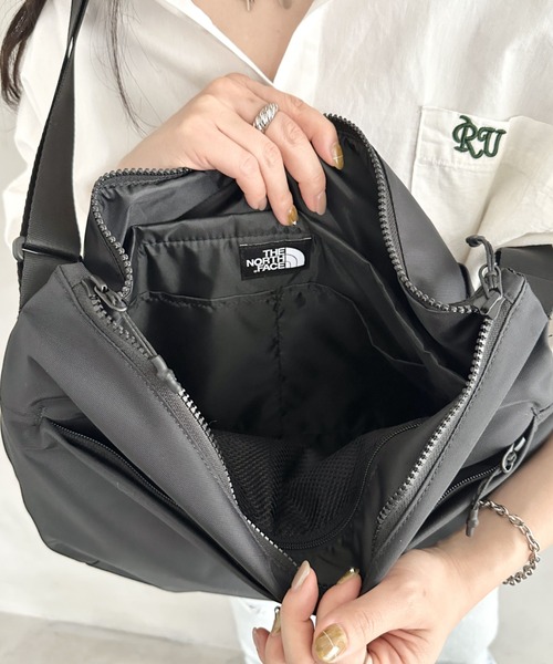 THE NORTH FACE(ザノースフェイス)の「THE NORTH FACE(ザ・ノースフェイス)/軽量 A4サイズ収納可能 ロゴプリント ショルダー クロスバッグ/SP CROSS BAG L(ショルダーバッグ・レディース・ブラック/カーキ/ネイビー・FREE)」の11枚目の写真