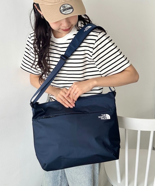 THE NORTH FACE(ザノースフェイス)の「THE NORTH FACE(ザ・ノースフェイス)/軽量 A4サイズ収納可能 ロゴプリント ショルダー クロスバッグ/SP CROSS BAG L(ショルダーバッグ・レディース・ブラック/カーキ/ネイビー・FREE)」の17枚目の写真
