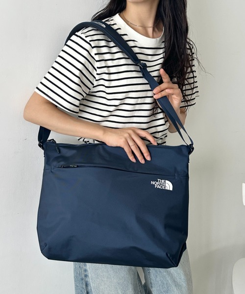 THE NORTH FACE(ザノースフェイス)の「THE NORTH FACE(ザ・ノースフェイス)/軽量 A4サイズ収納可能 ロゴプリント ショルダー クロスバッグ/SP CROSS BAG L(ショルダーバッグ・レディース・ブラック/カーキ/ネイビー・FREE)」の14枚目の写真