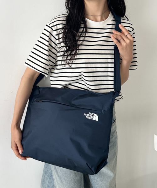 THE NORTH FACE(ザノースフェイス)の「THE NORTH FACE(ザ・ノースフェイス)/軽量 A4サイズ収納可能 ロゴプリント ショルダー クロスバッグ/SP CROSS BAG L(ショルダーバッグ・レディース・ブラック/カーキ/ネイビー・FREE)」の15枚目の写真