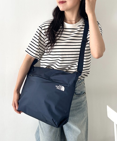THE NORTH FACE(ザノースフェイス)の「THE NORTH FACE(ザ・ノースフェイス)/軽量 A4サイズ収納可能 ロゴプリント ショルダー クロスバッグ/SP CROSS BAG L(ショルダーバッグ・レディース・ブラック/カーキ/ネイビー・FREE)」の16枚目の写真