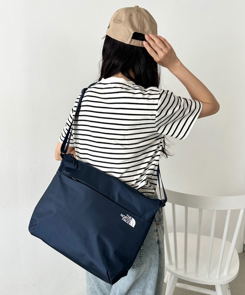 THE NORTH FACE(ザノースフェイス)の「THE NORTH FACE(ザ・ノースフェイス)/軽量 A4サイズ収納可能 ロゴプリント ショルダー クロスバッグ/SP CROSS BAG L(ショルダーバッグ・レディース・ブラック/カーキ/ネイビー・FREE)」の19枚目の写真