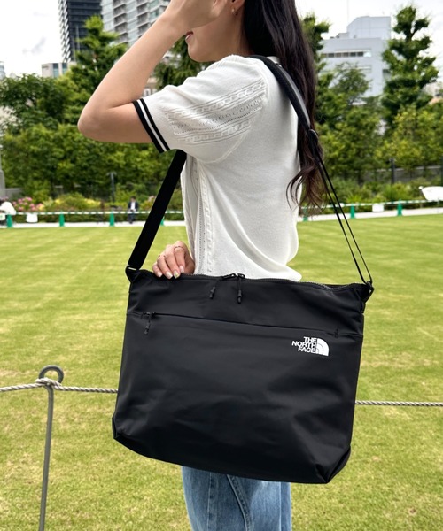 THE NORTH FACE(ザノースフェイス)の「THE NORTH FACE(ザ・ノースフェイス)/軽量 A4サイズ収納可能 ロゴプリント ショルダー クロスバッグ/SP CROSS BAG L(ショルダーバッグ・レディース・ブラック/カーキ/ネイビー・FREE)」の21枚目の写真