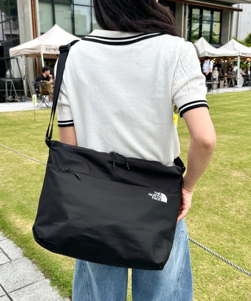 THE NORTH FACE(ザノースフェイス)の「THE NORTH FACE(ザ・ノースフェイス)/軽量 A4サイズ収納可能 ロゴプリント ショルダー クロスバッグ/SP CROSS BAG L(ショルダーバッグ・レディース・ブラック/カーキ/ネイビー・FREE)」の22枚目の写真
