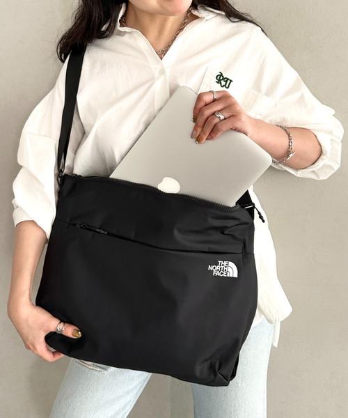 THE NORTH FACE(ザノースフェイス)の「THE NORTH FACE(ザ・ノースフェイス)/軽量 A4サイズ収納可能 ロゴプリント ショルダー クロスバッグ/SP CROSS BAG L(ショルダーバッグ・レディース・ブラック/カーキ/ネイビー・FREE)」の20枚目の写真