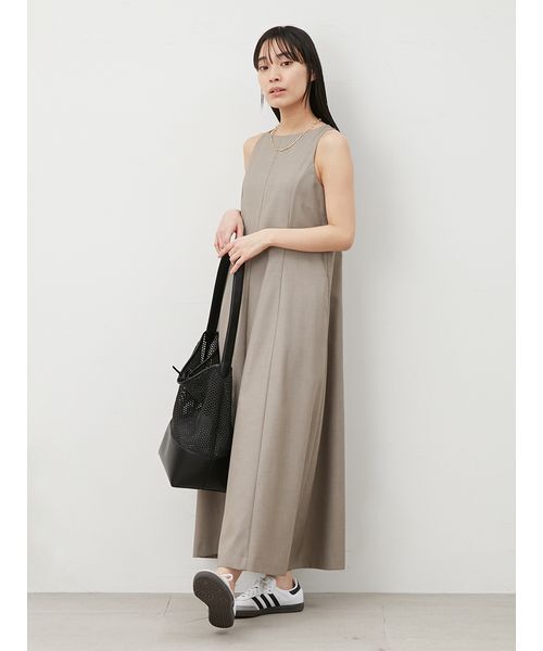 Mila Owen(ミラオーウェン)の「ドライタッチサテンソリッドワンピース(ワンピース・レディース・グレイッシュベージュ/ブラック/レッド・1/0)」の5枚目の写真