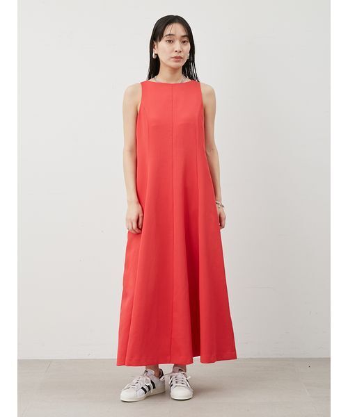 Mila Owen(ミラオーウェン)の「ドライタッチサテンソリッドワンピース(ワンピース・レディース・グレイッシュベージュ/ブラック/レッド・1/0)」の6枚目の写真