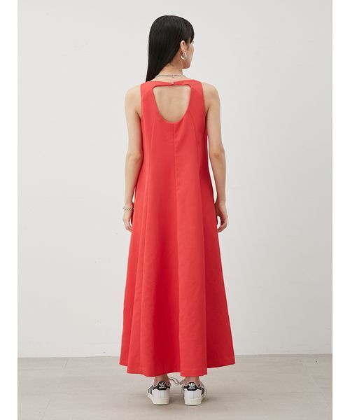 Mila Owen(ミラオーウェン)の「ドライタッチサテンソリッドワンピース(ワンピース・レディース・グレイッシュベージュ/ブラック/レッド・1/0)」の8枚目の写真