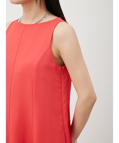 Mila Owen(ミラオーウェン)の「ドライタッチサテンソリッドワンピース(ワンピース・レディース・グレイッシュベージュ/ブラック/レッド・1/0)」の10枚目の写真