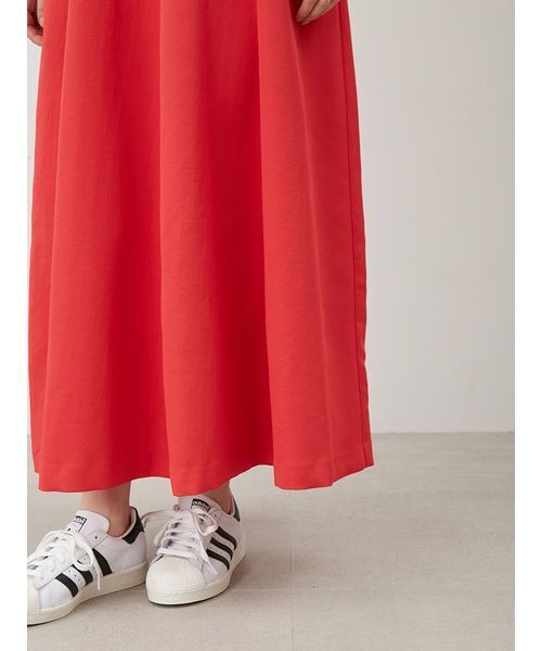 Mila Owen(ミラオーウェン)の「ドライタッチサテンソリッドワンピース(ワンピース・レディース・グレイッシュベージュ/ブラック/レッド・1/0)」の11枚目の写真