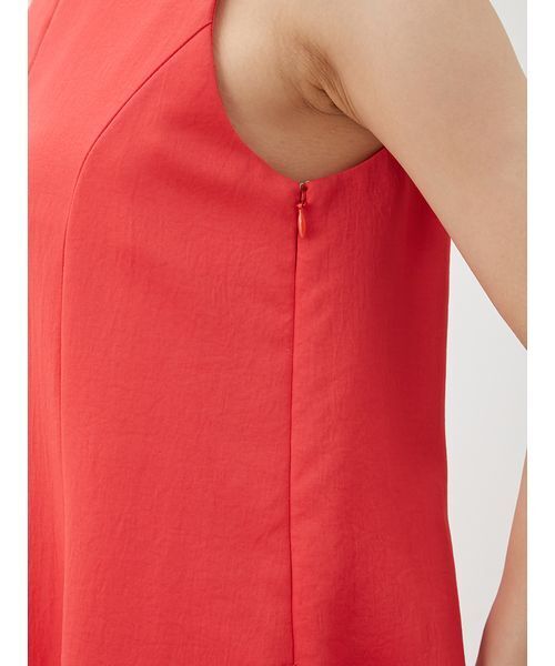 Mila Owen(ミラオーウェン)の「ドライタッチサテンソリッドワンピース(ワンピース・レディース・グレイッシュベージュ/ブラック/レッド・1/0)」の13枚目の写真