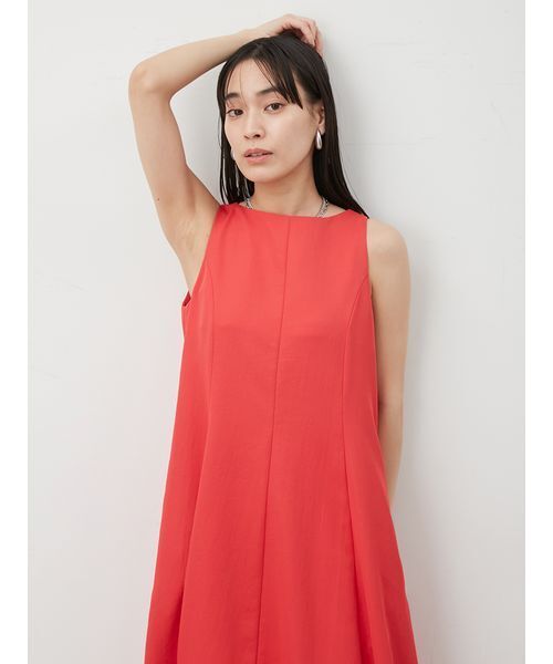 Mila Owen(ミラオーウェン)の「ドライタッチサテンソリッドワンピース(ワンピース・レディース・グレイッシュベージュ/ブラック/レッド・1/0)」の14枚目の写真