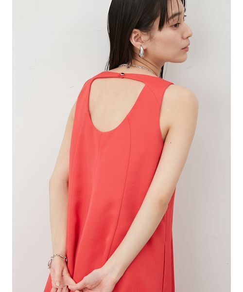 Mila Owen(ミラオーウェン)の「ドライタッチサテンソリッドワンピース(ワンピース・レディース・グレイッシュベージュ/ブラック/レッド・1/0)」の15枚目の写真