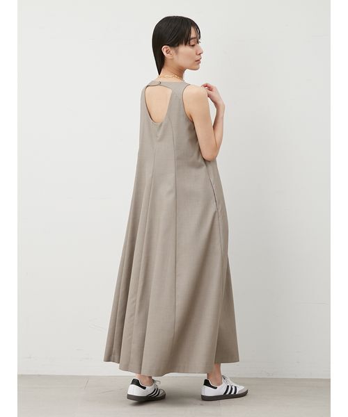 Mila Owen(ミラオーウェン)の「ドライタッチサテンソリッドワンピース(ワンピース・レディース・グレイッシュベージュ/ブラック/レッド・1/0)」の18枚目の写真