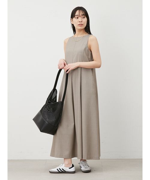 Mila Owen(ミラオーウェン)の「ドライタッチサテンソリッドワンピース(ワンピース・レディース・グレイッシュベージュ/ブラック/レッド・1/0)」の21枚目の写真