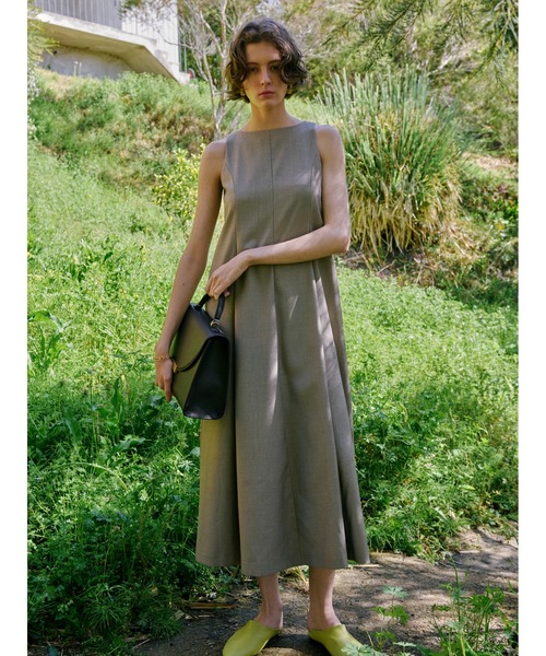 Mila Owen(ミラオーウェン)の「ドライタッチサテンソリッドワンピース(ワンピース・レディース・グレイッシュベージュ/ブラック/レッド・1/0)」の4枚目の写真