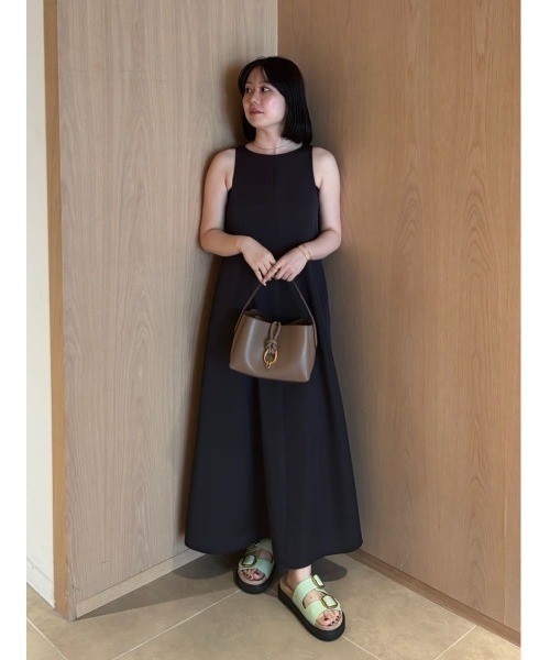 Mila Owen(ミラオーウェン)の「ドライタッチサテンソリッドワンピース(ワンピース・レディース・グレイッシュベージュ/ブラック/レッド・1/0)」の22枚目の写真