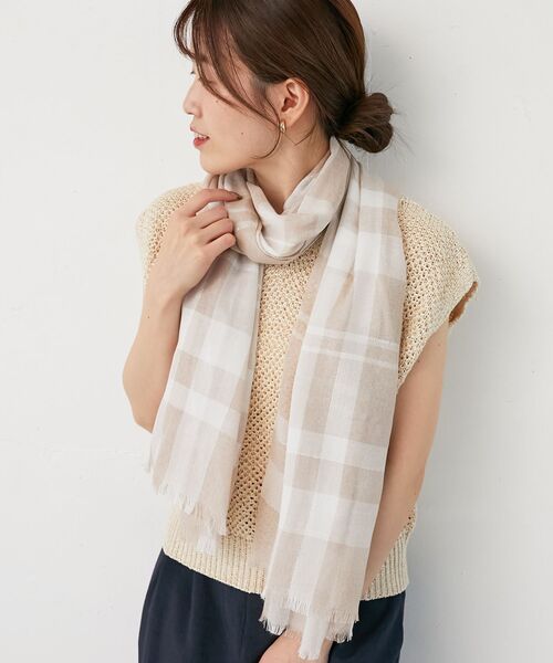 le.coeur blanc(ルクールブラン)の「《手洗い可能》チェックストール(ストール/ショール・レディース・ベージュ系その他2/ホワイト系その他・FREE)」の8枚目の写真