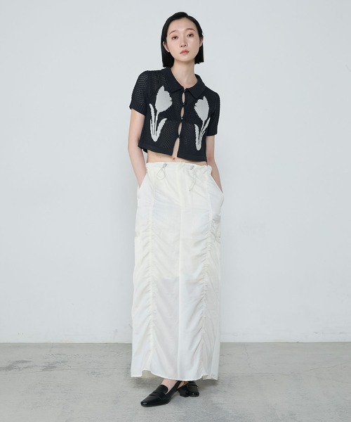 le ELMi（ルエルミ）の「【Uniquely bold design】Tulip flower motif compact polo knit / フラワーデザイン ニットカーディガントップス（カーディガン/ボレロ・レディース・ブラウン/ブラック/オフホワイト・FREE）」の2枚目の写真