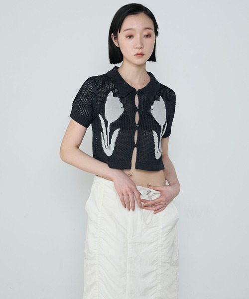 le ELMi（ルエルミ）の「【Uniquely bold design】Tulip flower motif compact polo knit / フラワーデザイン ニットカーディガントップス（カーディガン/ボレロ・レディース・ブラウン/ブラック/オフホワイト・FREE）」の18枚目の写真