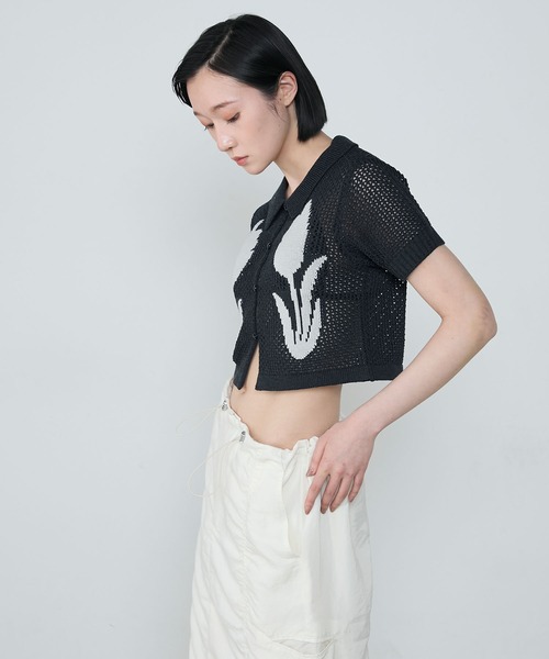 le ELMi（ルエルミ）の「【Uniquely bold design】Tulip flower motif compact polo knit / フラワーデザイン ニットカーディガントップス（カーディガン/ボレロ・レディース・ブラウン/ブラック/オフホワイト・FREE）」の19枚目の写真