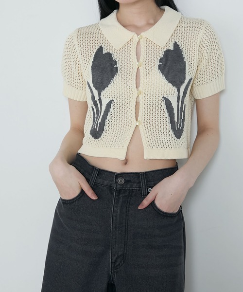 le ELMi（ルエルミ）の「【Uniquely bold design】Tulip flower motif compact polo knit / フラワーデザイン ニットカーディガントップス（カーディガン/ボレロ・レディース・ブラウン/ブラック/オフホワイト・FREE）」の4枚目の写真