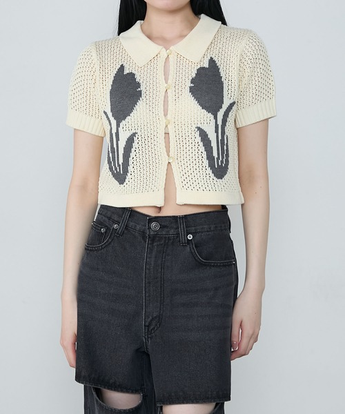 le ELMi（ルエルミ）の「【Uniquely bold design】Tulip flower motif compact polo knit / フラワーデザイン ニットカーディガントップス（カーディガン/ボレロ・レディース・ブラウン/ブラック/オフホワイト・FREE）」の6枚目の写真