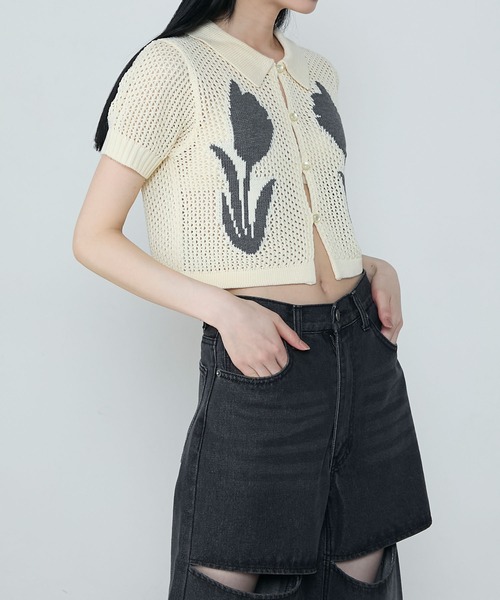 le ELMi（ルエルミ）の「【Uniquely bold design】Tulip flower motif compact polo knit / フラワーデザイン ニットカーディガントップス（カーディガン/ボレロ・レディース・ブラウン/ブラック/オフホワイト・FREE）」の7枚目の写真