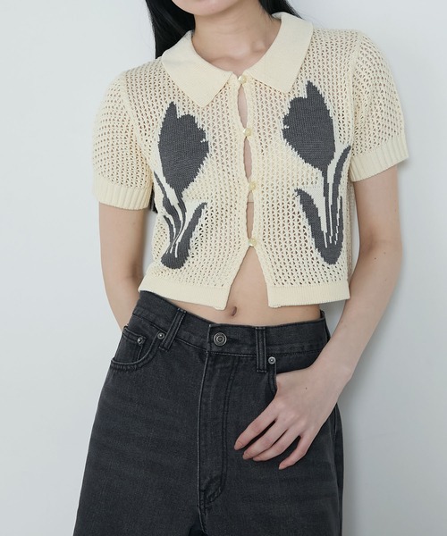 le ELMi（ルエルミ）の「【Uniquely bold design】Tulip flower motif compact polo knit / フラワーデザイン ニットカーディガントップス（カーディガン/ボレロ・レディース・ブラウン/ブラック/オフホワイト・FREE）」の13枚目の写真