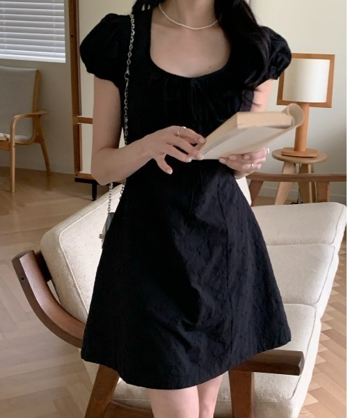 Mejoul(メジュール)の「リボンデザイン パフスリーブミニワンピース(ワンピース・レディース・ホワイト/ブラック・F)」の2枚目の写真