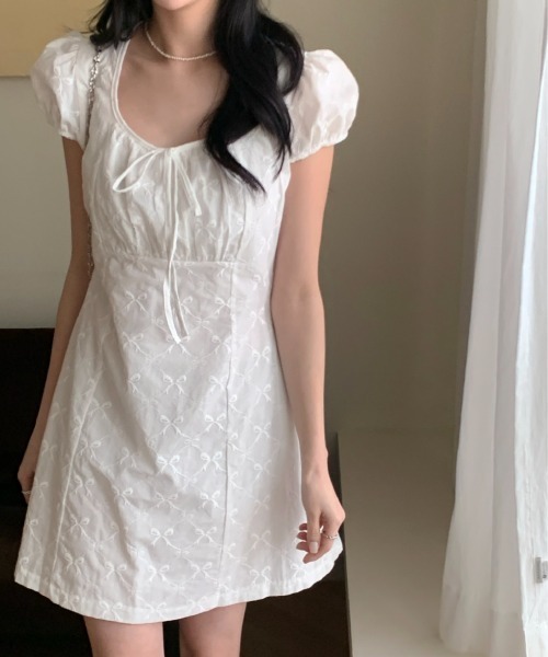 Mejoul(メジュール)の「リボンデザイン パフスリーブミニワンピース(ワンピース・レディース・ホワイト/ブラック・F)」の3枚目の写真