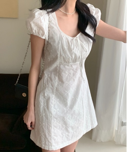 Mejoul(メジュール)の「リボンデザイン パフスリーブミニワンピース(ワンピース・レディース・ホワイト/ブラック・F)」の15枚目の写真
