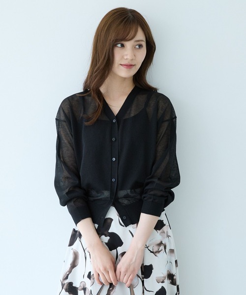 Andemiu（アンデミュウ）の「シアーVネックカーディガン494362（カーディガン/ボレロ・レディース・オフホワイト/ブラック/モカ・FREE）」の9枚目の写真